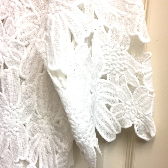 ‘NWT’ FLORAL CUT-OUT WHITE TOP - Picture 4 of 8